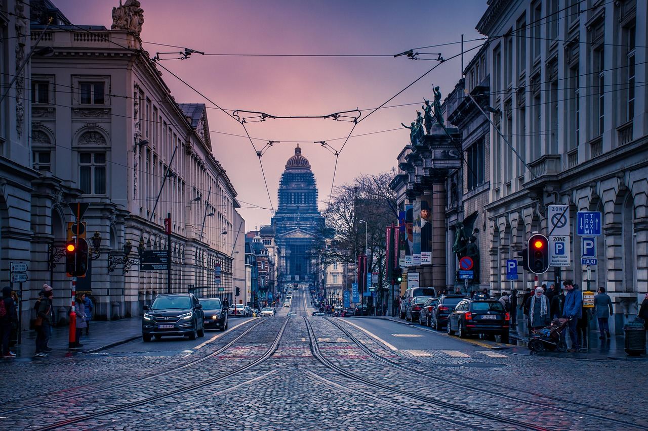 Ulica w Brukseli o zmierzchu z Pałacem Sprawiedliwości w tle