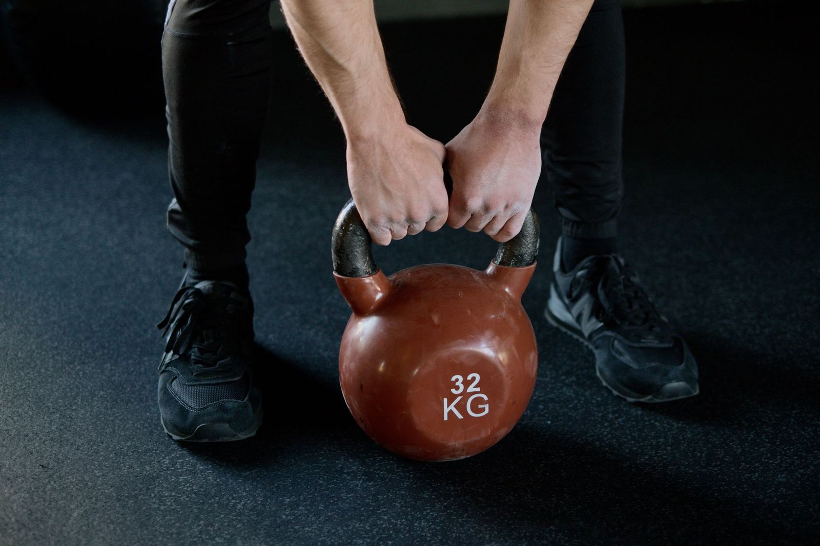 Kettlebell na podłodze sali