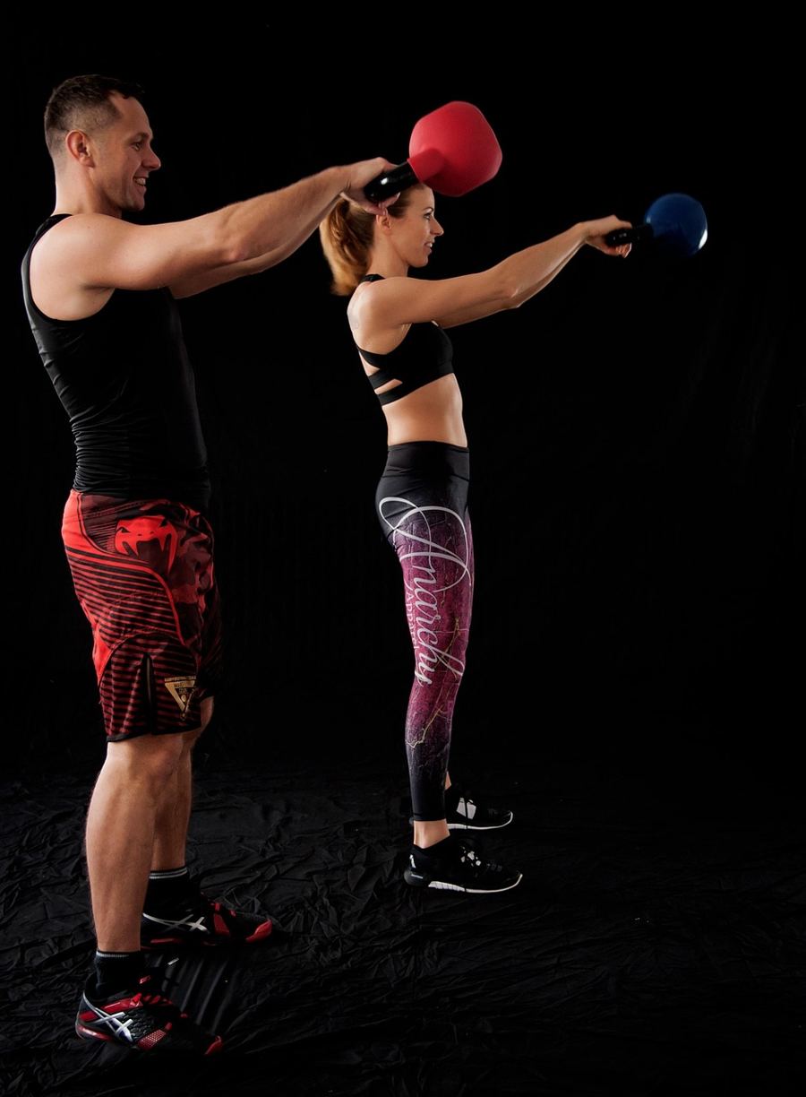 Trener pokazuje wymach kettlebell